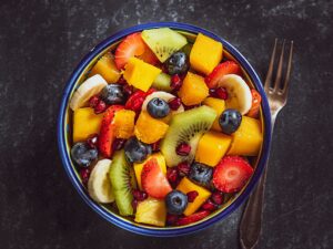tranche de melon frais avec des gouttes d'eau sur fond de jardin ensoleillé