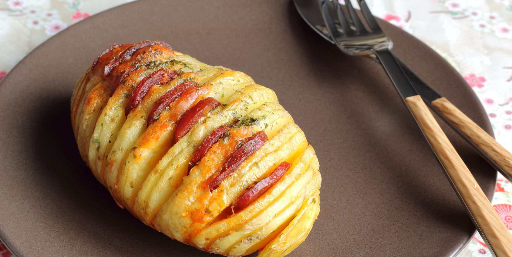 Pommes de terre variées sur un fond rustique en hiver