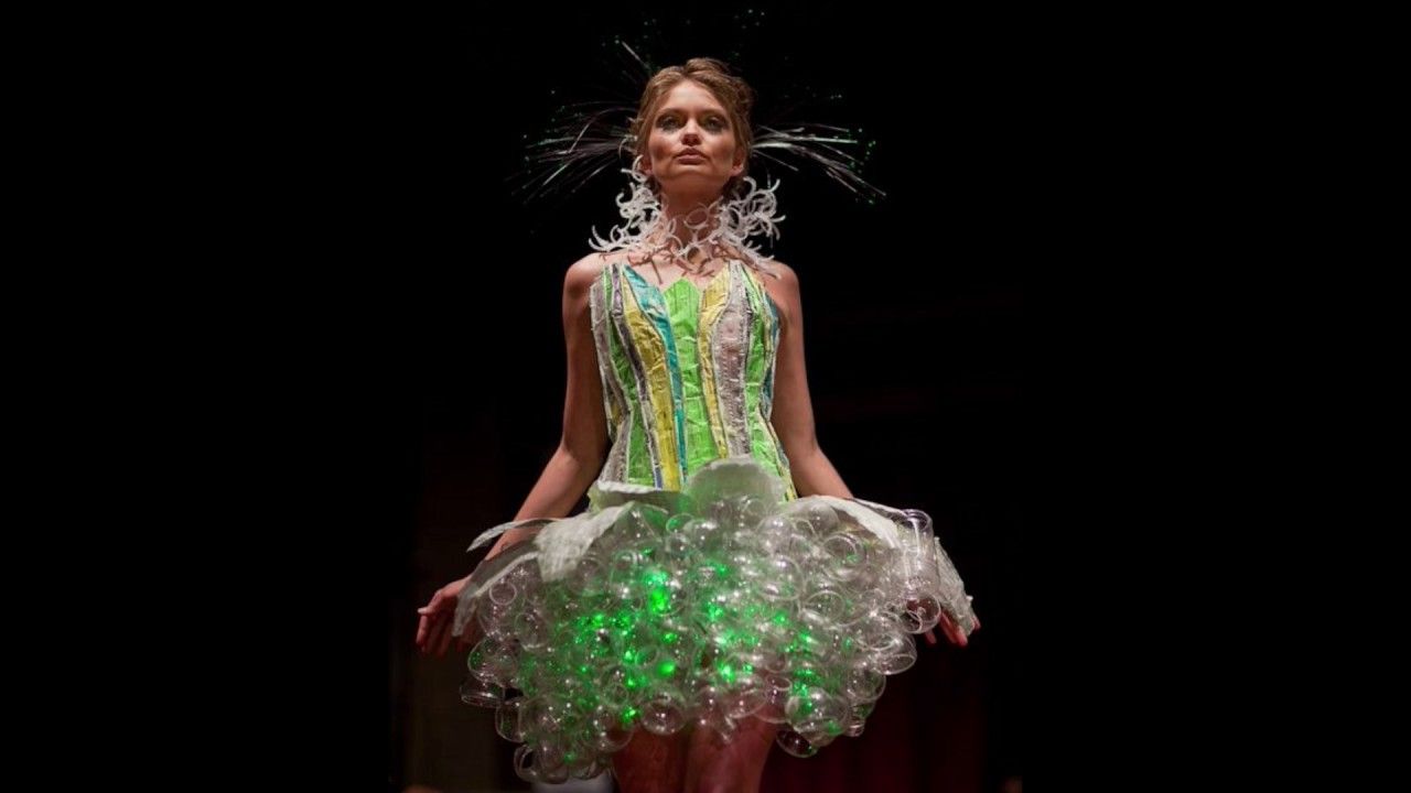 Vetements recyclés empilés soulignant la transformation dans l'industrie de la mode