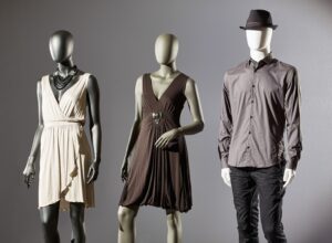 mannequin portant vêtements upcyclés tendance sur fond neutre