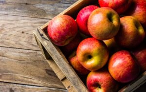 Pommes variées sur une table en automne illustrant les bienfaits sur la santé