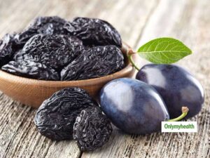 prunes mûres dans panier sur nappe à motif estival évoquant digestion saine en été