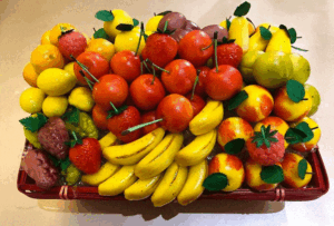 assortiment coloré de fruits d'été frais incluant des fraises