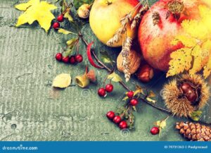 grenade ouverte surmontée de feuilles d'automne illustrant un superfruit pour la santé