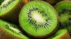 Kiwi coupé en deux avec une cuillère sur fond de neige illustrant les bienfaits pour l'immunité en hiver