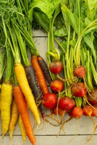 Legumes racines varies sur un etal de marche pour un hiver gourmand