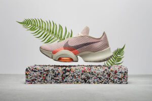 Sneakers ecoresponsables en matieres recyclees sur fond naturel