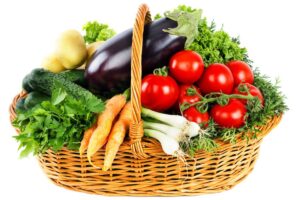 panier de légumes d'automne colorés comprenant des carottes