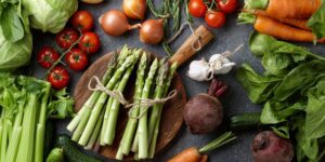 Legumes variés frais prêts à être plantés au printemps