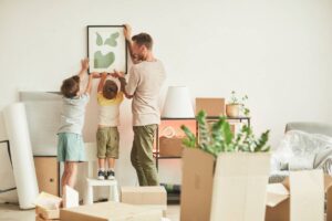 5 solutions efficaces pour accrocher vos tableaux sans faire de trou