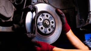 beaucoup d'automobilistes ne le savent pas  le frein de leur voiture a cette fonction cachée très pratique