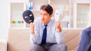 ces 8 phrases trahissent un comportement égocentrique invisible mais toxique au quotidien