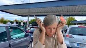 ces nouvelles arnaques à la pompe à essence font des ravages en france, la police alerte