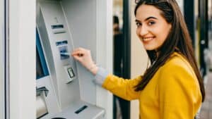 distributeurs de billets la touche qu’il ne faut surtout pas oublier lors des retraits pour éviter les arnaques