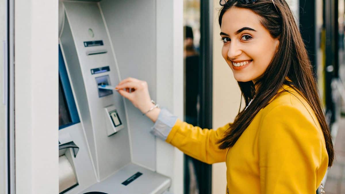 distributeurs de billets la touche qu’il ne faut surtout pas oublier lors des retraits pour éviter les arnaques