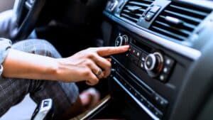 fin de la radio dans les voitures une mauvaise nouvelle pour les automobilistes français, justifiée par « une conduite plus sûre »