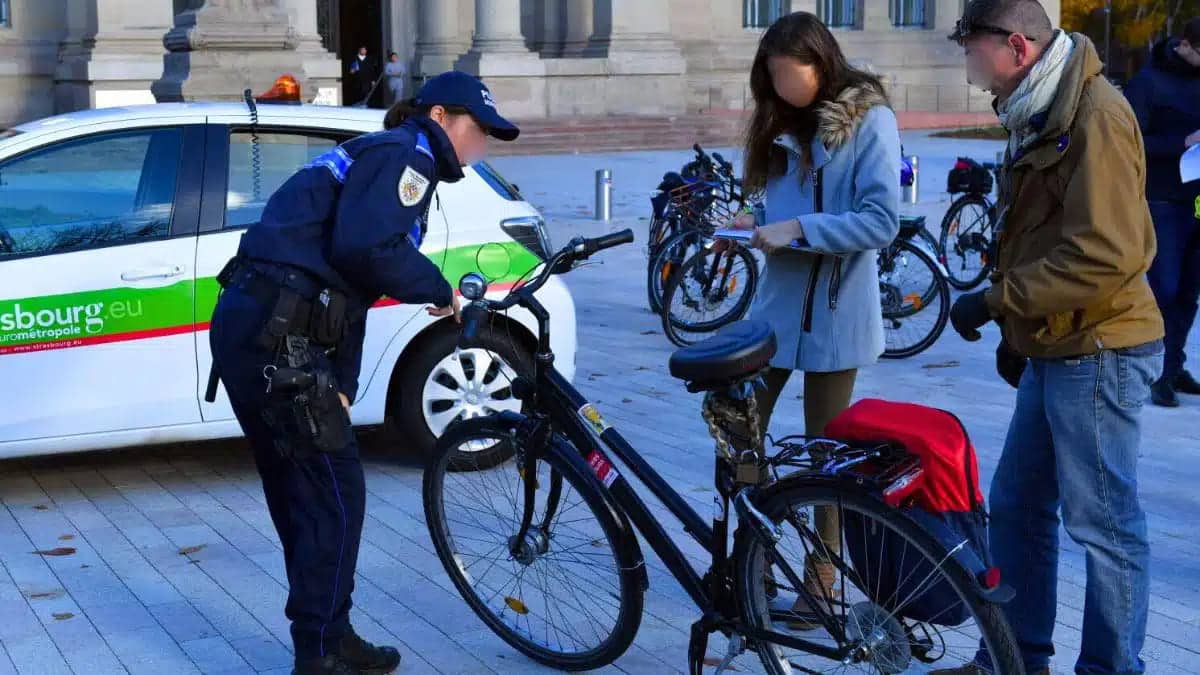 mauvaise nouvelle pour les cyclistes francais il est desormais interdit dutiliser cet accessoire sous peine dune amende salee.jpg (1)