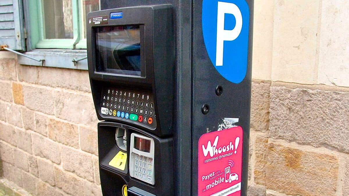 nouvelle arnaque massive à l’horodateur elle vide le compte bancaire, ces villes sont déjà touchées