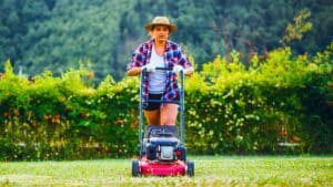 pour avoir une pelouse parfaite, voici la fréquence de tonte idéale selon les experts