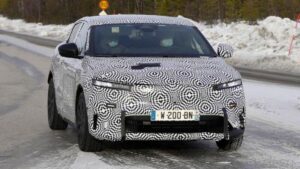 une mysterieuse megane e tech apercue sur les routes renault cache un projet ambitieux qui pourrait tout changer