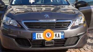voici le signe qui annonce une voiture radar banalisée en train de vous suivre pour verbaliser
