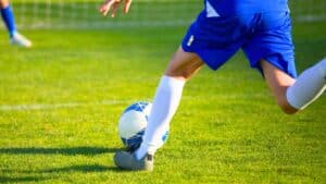 abandonné à la naissance, il devient star du football aujourd’hui millionnaire, ses parents lui réclament de l’argent (1)