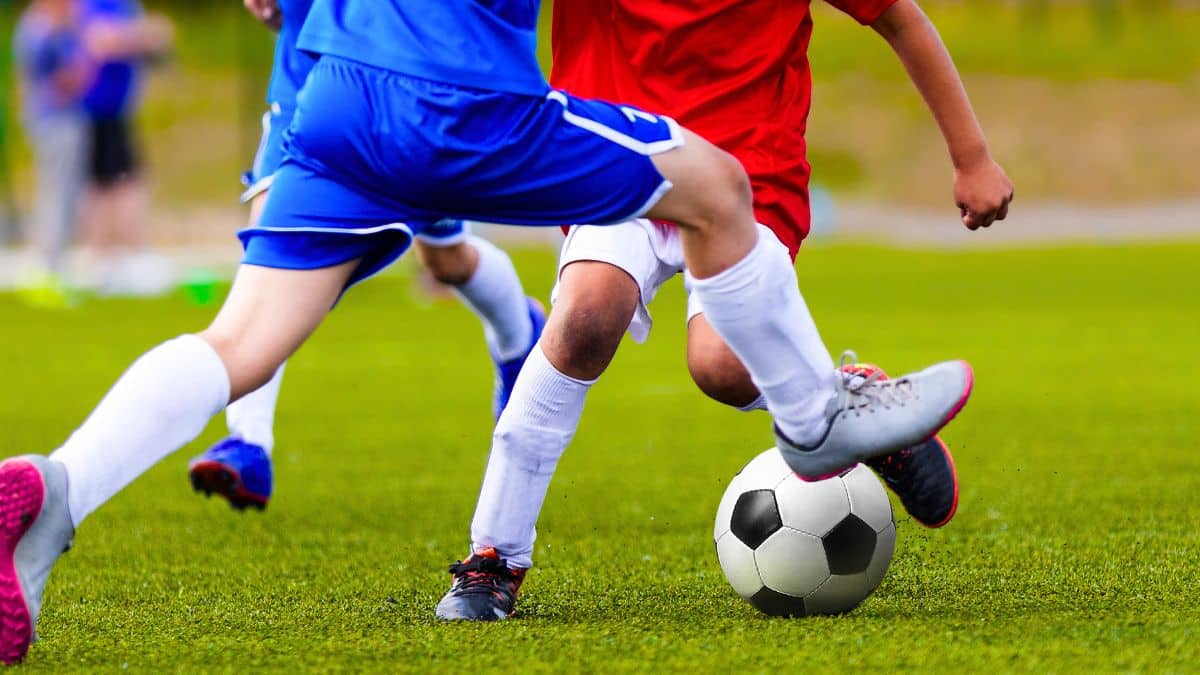 abandonne a la naissance il devient star du football aujourdhui millionnaire ses parents lui reclament de largent