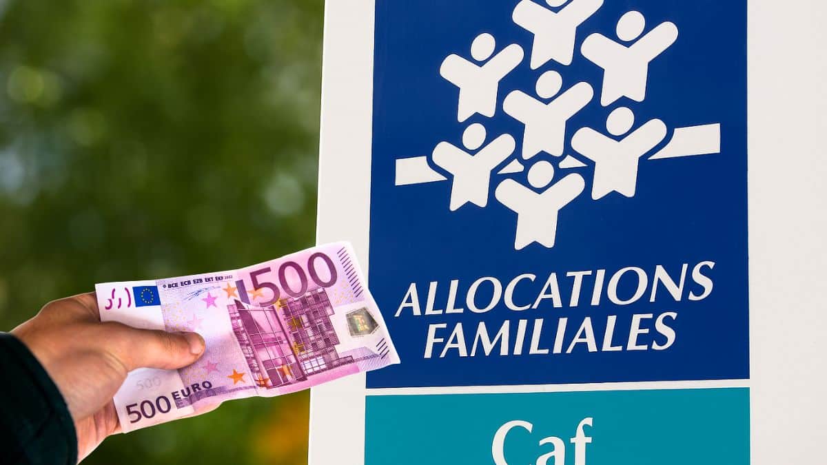 caf bonne nouvelle un virement de 500e arrive sur le compte en banque de ces francais avant les vacances dete