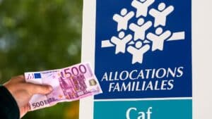 caf bonne nouvelle, un virement de 500€ arrive sur le compte en banque de ces français avant les vacances d’été