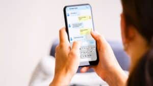 ces deux mots dans un sms sont caractéristiques d'une arnaque, il est recommandé de le supprimer en urgence