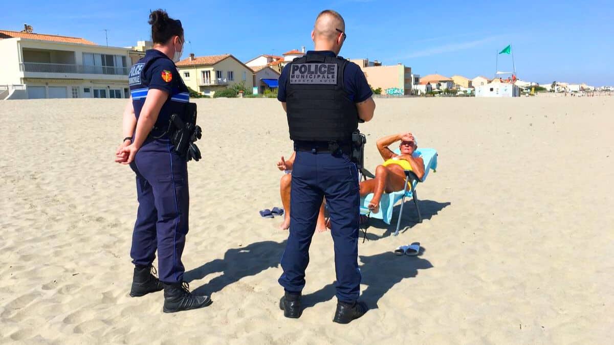 cette station balnéaire adorée des français punit les touristes qui tombent la chemise