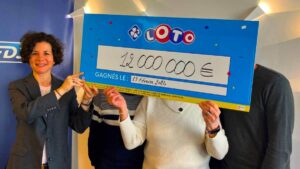 elle ramasse un ticket de loto gagnant et touche 12 millions deuros. huit ans plus tard (2)