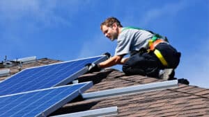 homme photovoltaïque