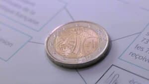 il trouve ce détail sur sa pièce de 2 euros, il réussit à la revendre 80.000€ lors d'un salon