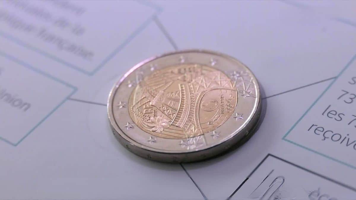 il trouve ce détail sur sa pièce de 2 euros, il réussit à la revendre 80.000€ lors d'un salon