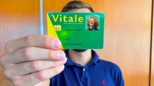 je suis parti de france mais j'ai quand même une carte vitale en payant 63 euros