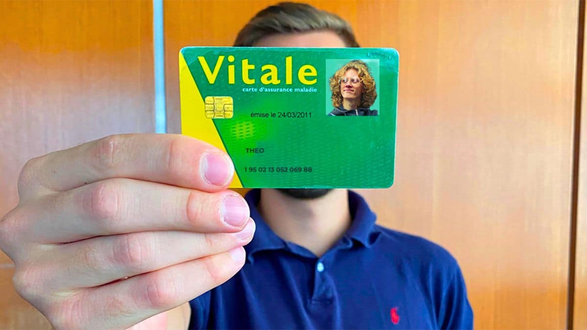 je suis parti de france mais j'ai quand même une carte vitale en payant 63 euros