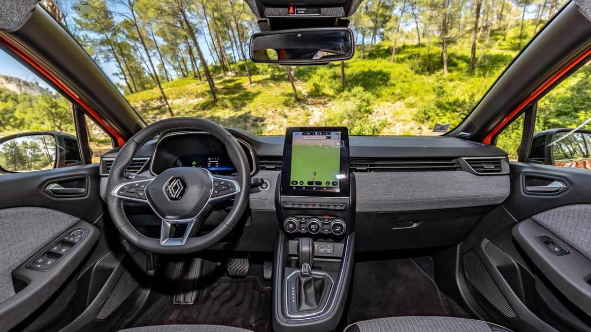 la dacia sandero est dépassée  cette voiture est de retour au sommet et c'est la plus aimée en europe