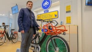 la poste revend ses vélos électriques de facteur reconditionnés à petit prix, voici dans quels bureaux ils sont disponibles
