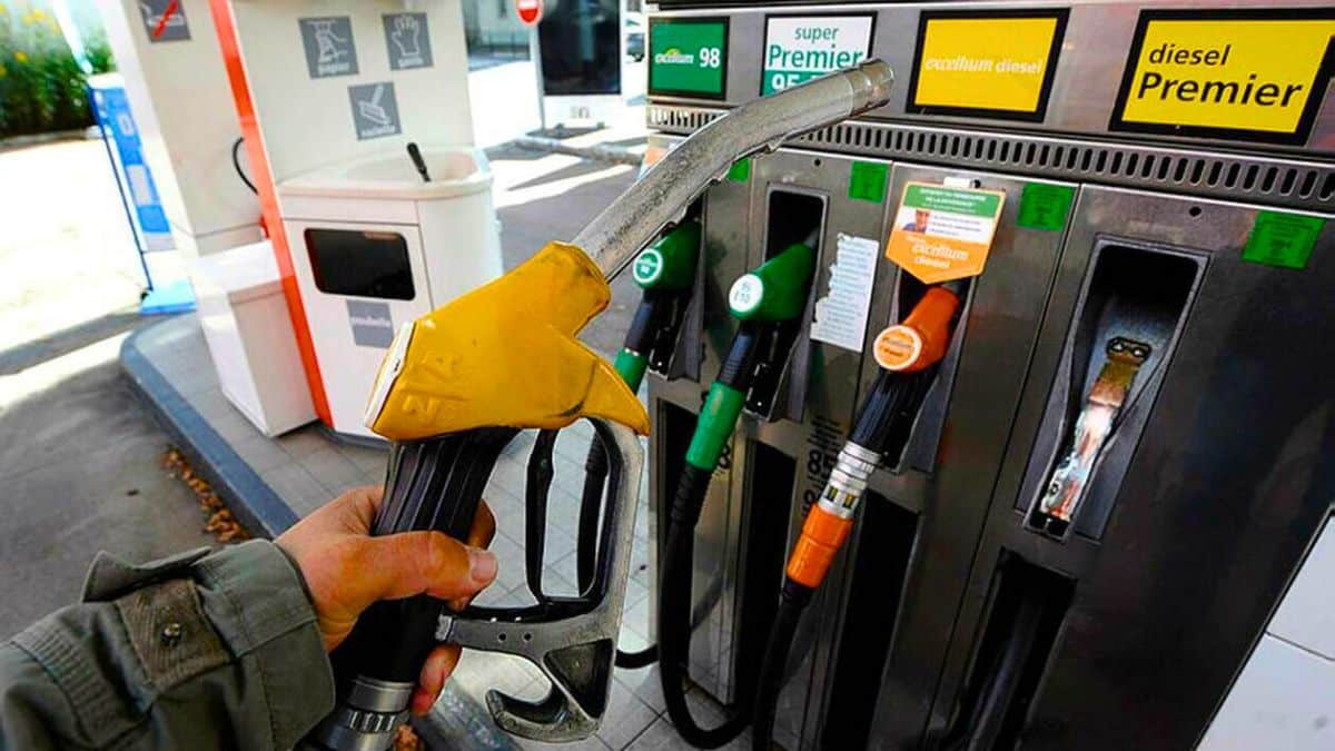la gendarmerie alerte sur cette nouvelle arnaque à la pompe à essence, des milliers d’automobilistes déjà victimes