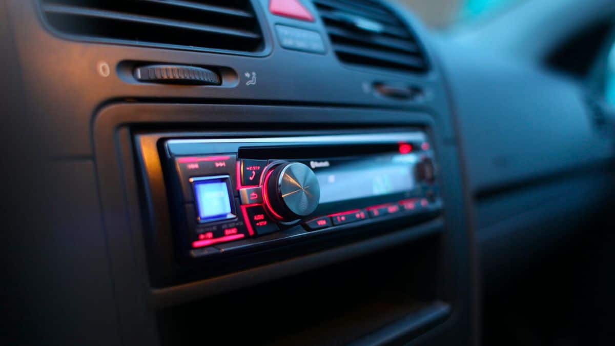 la radio dans les voitures cest fini mauvaise nouvelle pour les automobilistes francais une conduite plus sure en minimisant les distractions