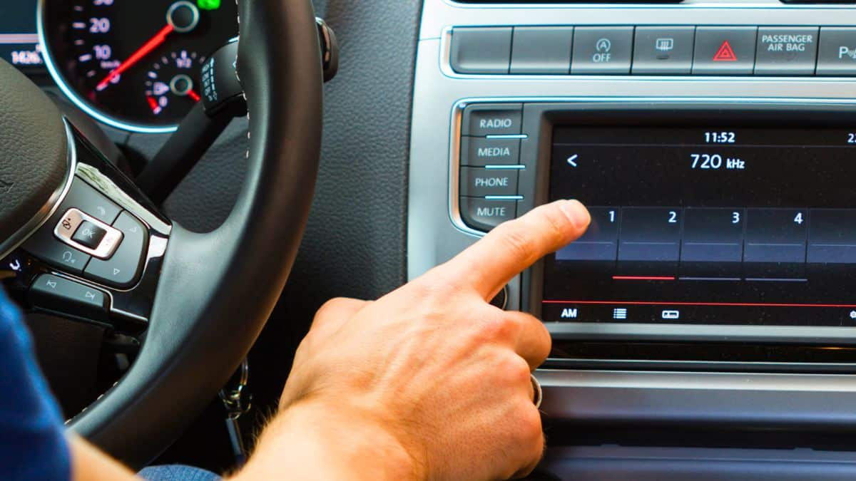 la radio dans les voitures, c’est terminé mauvaise nouvelle pour les automobilistes français, une décision justifiée par une conduite plus sûre