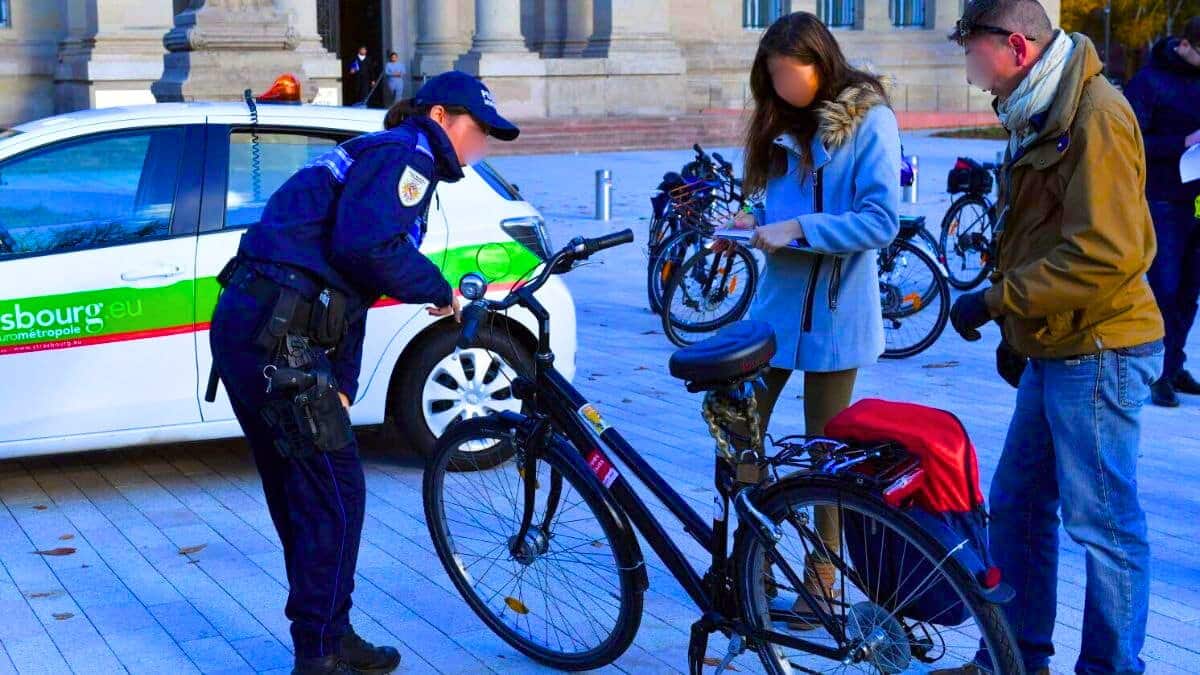 mauvaise nouvelle pour les cyclistes français il est désormais interdit d'utiliser cet accessoire sous peine d'une amende salée (1)