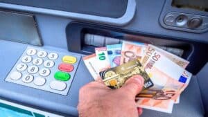 nouvelle arnaque bancaire ne retirez jamais d’argent si vous remarquez cela au distributeur, les experts alertent