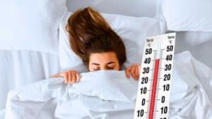 pic de chaleur voici pourquoi dormir complètement nu n'est pas une bonne idée, selon ce physiologiste