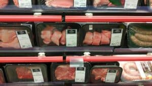 vous prévoyez un barbecue ces barquettes de viandes vendues en supermarché sont rappelées dans toute la france, il ne faut pas les consommer