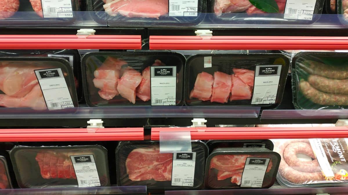 vous prévoyez un barbecue ces barquettes de viandes vendues en supermarché sont rappelées dans toute la france, il ne faut pas les consommer