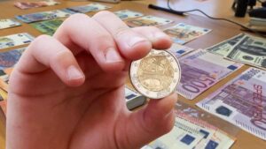 les pieces de 2 euros des jo distribuees aux ecoliers se revendent elles vraiment a prix dor (1)