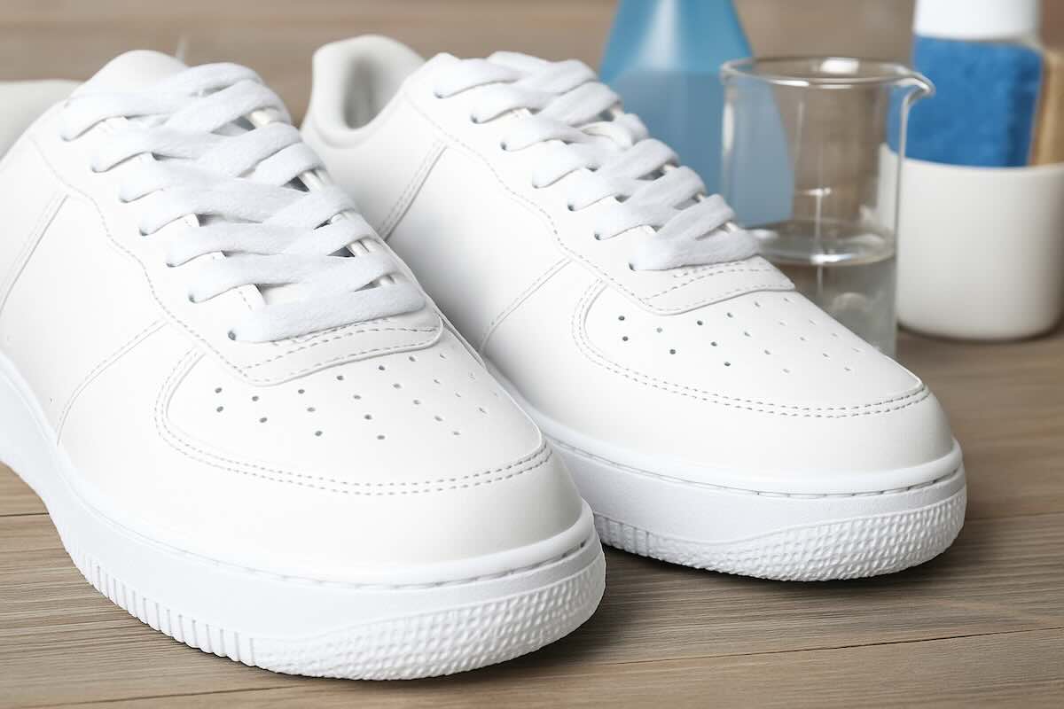 ni vinaigre ni savon cest le cocktail magique pour nettoyer les baskets comme neuves
