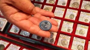 les collectionneurs s'arrachent cette pièce de 2 euros, ils offrent 80.000€ car ce défaut vaut de l'or